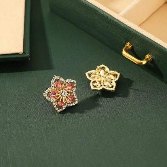 💖5 items for $25 Sale!💖 Beautiful Rhinestone Flower Earrings - Picture 2 of 6